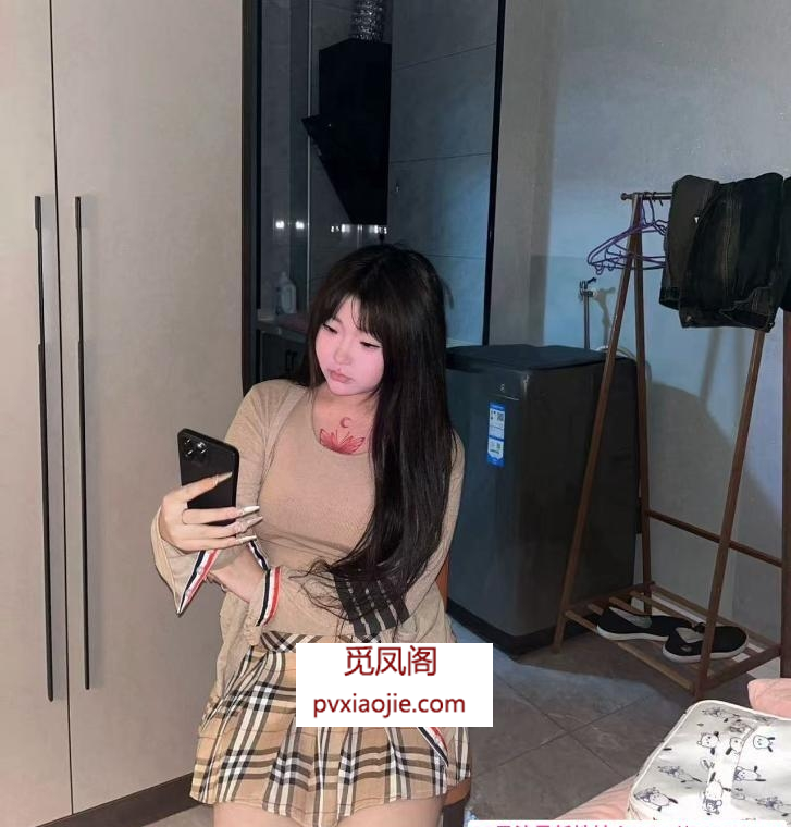 wt三点粉白虎嫩妹