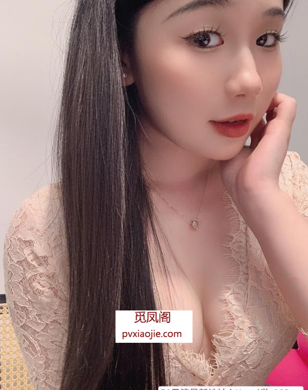 大胸蕾丝少妇